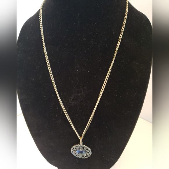 Bundle of four necklaces 1 Sarah Coventry gold tone, 1 beaded gold tone 1 nickel - Picture 5 of 6